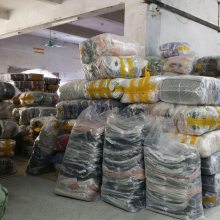 爆款四季地攤服裝批發 3元一件論斤稱，廠家庫存清倉背后的生意經